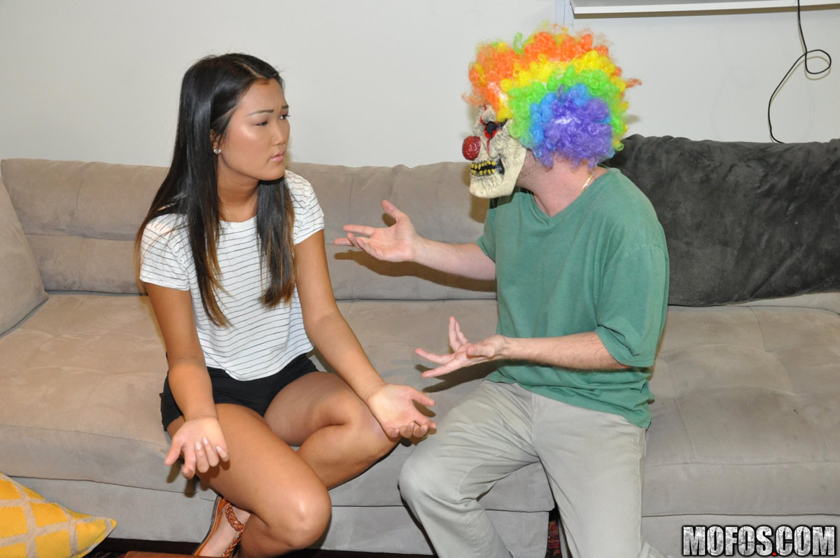 1200px x 797px - Amy Parks fucks dude with the scary clown mask