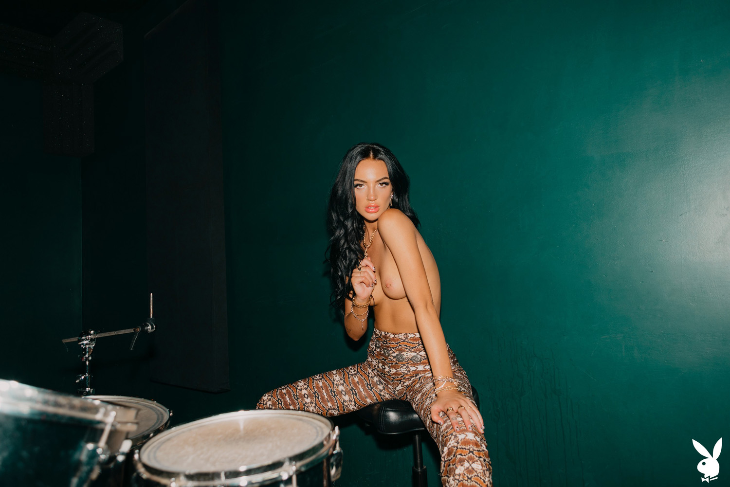 Ashlyn Chere strips backstage at the rock concert's after party