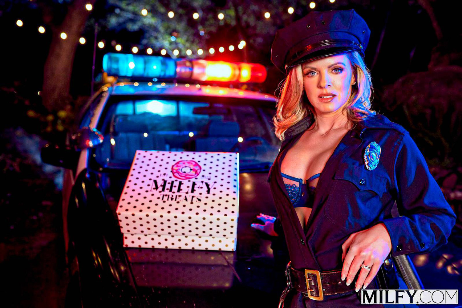 Sweet Vickie sexy police officer bangs the prisoner by the side of the road