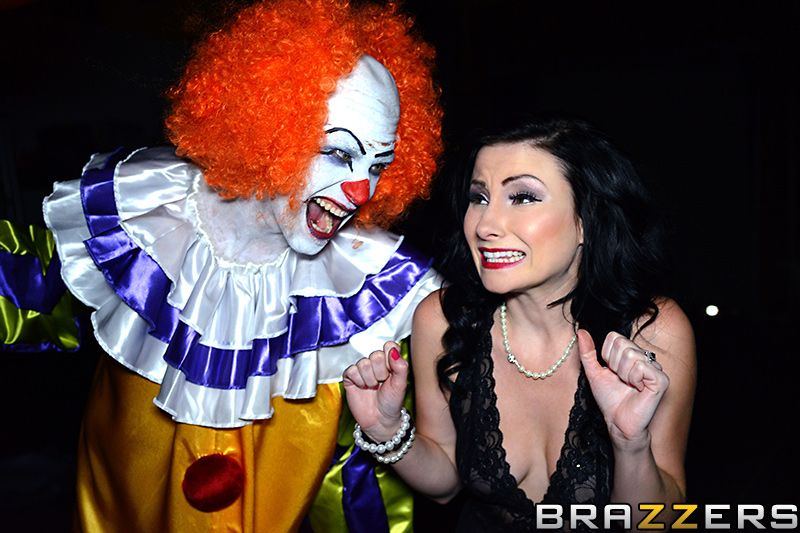 800px x 533px - Veruca James gets drilled by a massage therapist dressed as a clown